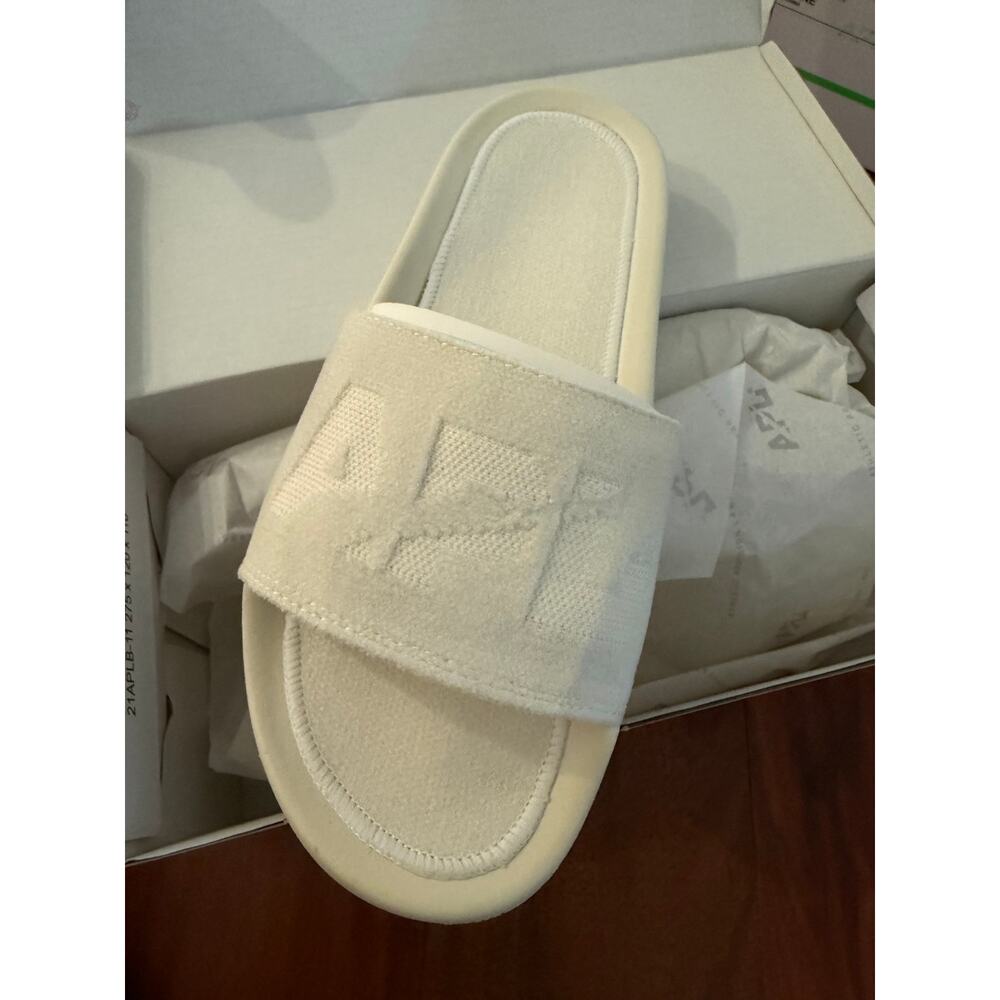 New Women’s APL techloom velvet slides sandals pristine size 9 - Picture 2 of 4